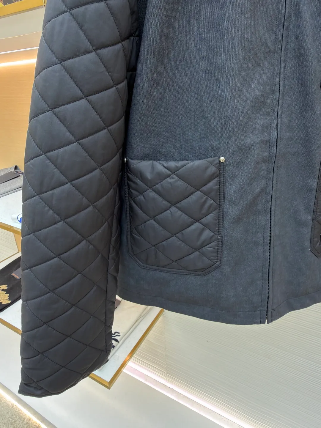LOUIS VUITTON Nigo co-branded distressed tire cowhide rhombus quilted jacket ●Original version: purchased and developed by 38578 ●Item number: 1682253-B75 ●Fabric: cotton fabric ●Technology: distressed production ●Color: black ●Version: fitted version ●Weight: about 880 grams ●Size: 46-48-50-52 ●Description: Made of ZP custom dyed fabric The threads are dyed in the same cylinder with zero color difference. A full set of accessories are customized to differentiate from the market currency. Welcome to compare. The overall wiring is straight and delicate, the fabric is comfortable and soft, and the color is consistent without color difference. It can be matched with the same style to create a fashionable look and control various occasions. Customized accessories, complete with three standards, same style for men and women!